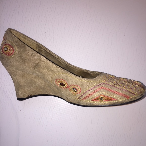 Faux suede closed toe jeweled wedges - Picture 7 of 8